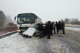 Под Черняховском легковушка врезалась в автобус (фото)