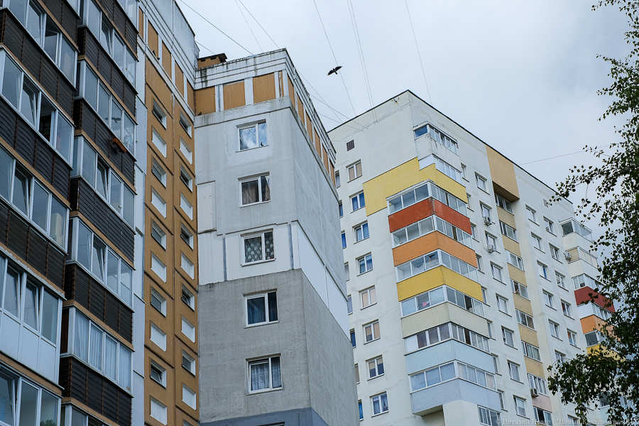 На Московском проспекте мужчина упал из окна на припаркованный автомобиль