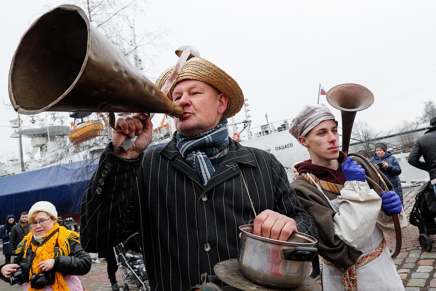 Косплей на Елизавету II: как прошёл День длинной колбасы в Музее Мирового океана