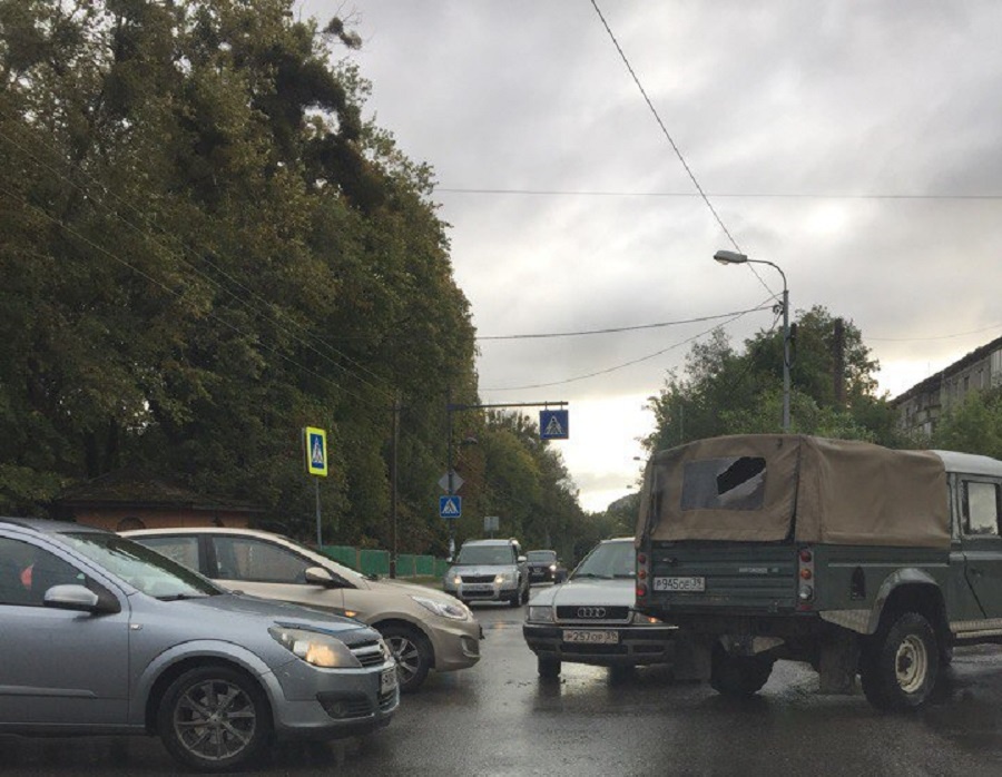 На перекрестке Островского и Парковой аллеи затруднен проезд из-за ДТП (фото)