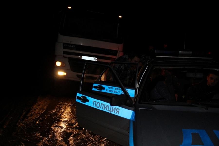 В Гвардейском районе злоумышленники нелегально добывали песок экскаватором (фото)