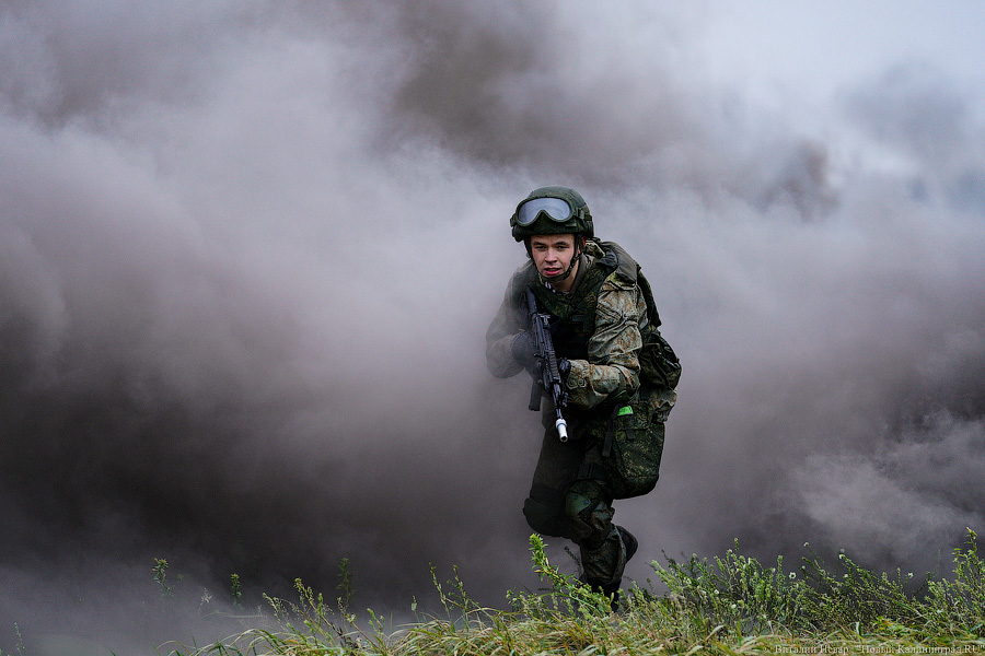 В условиях, приближенных к боевым: тренировка морпехов на психологической полосе препятствий