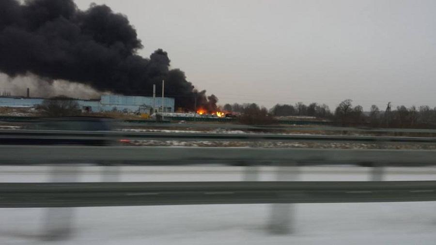 В Зеленоградском районе горит ковровая фабрика (+фото)