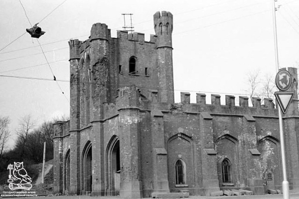 Чучела в Королевских воротах и бижутерия из медяков: о чем писали газеты 35 лет назад