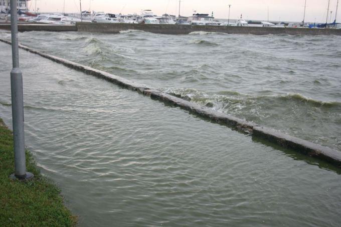 Шторм в Литве: на пляже Ниды ветер поднял в воздух коляску с ребенком (фото)