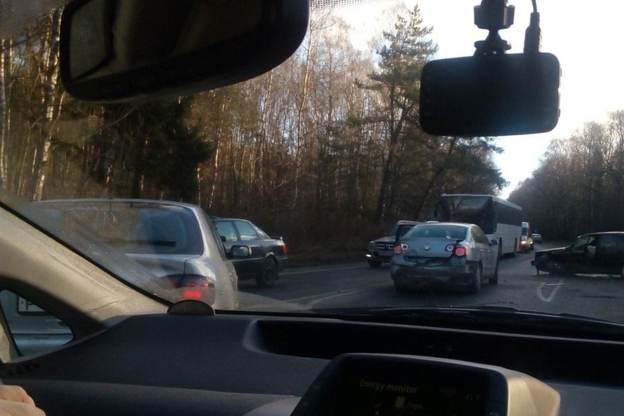 На Балтийской трассе из-за ДТП образовалась пробка (фото)