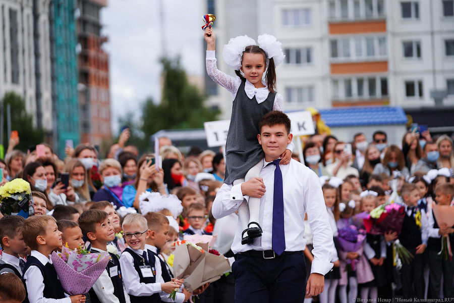 Серьёзное дело: как прошла первая линейка в самой новой школе Калининграда