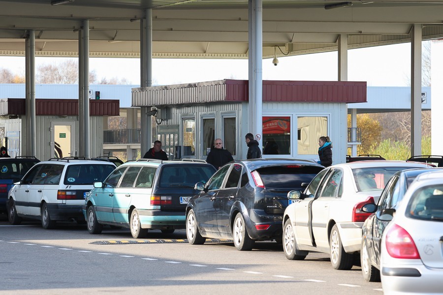 «Лучше 8 часов ехать, чем 12 стоять»: заторы на границе с Польшей объезжают через Литву