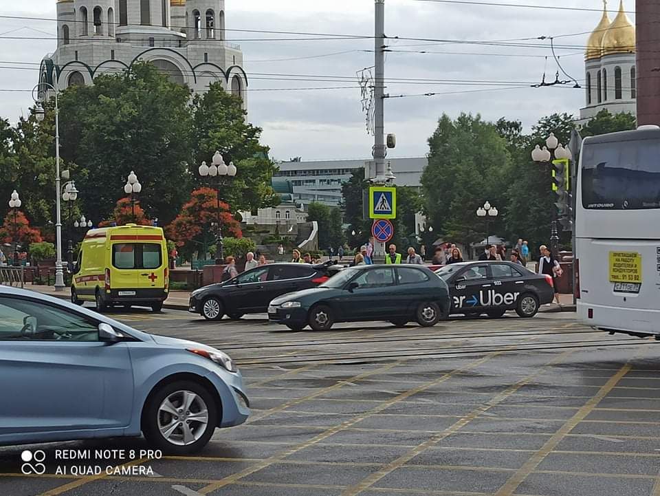 Из-за ДТП на площади Победы движение в центре Калининграда затруднено