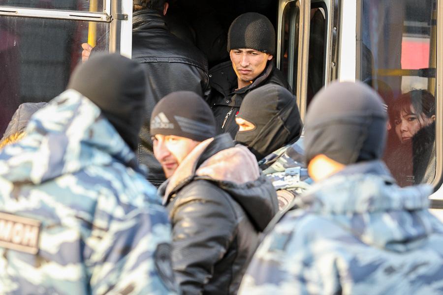 Уборка к празднику: в Калининграде у Центрального рынка вновь ловили мигрантов