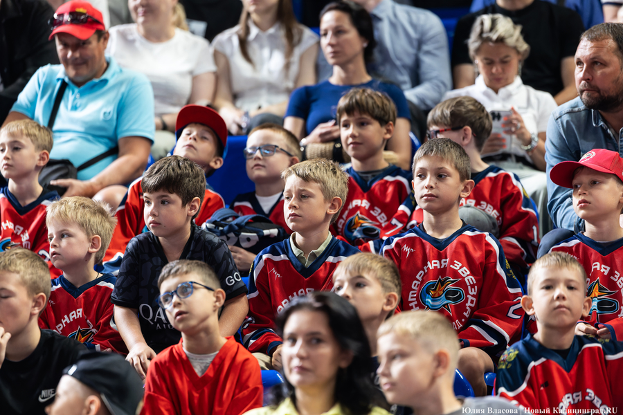 «Локосемья»: в Калининград из Ярославля привезли хоккейный Кубок Гагарина (фото)