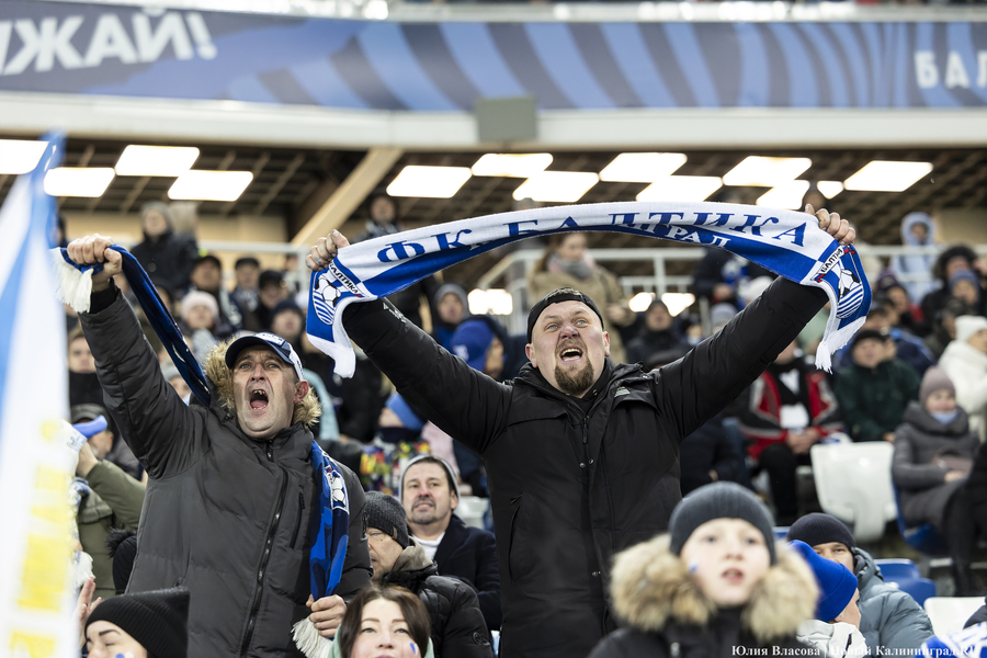«Не футбол, а регби»: снежный матч «Балтика» — «Спартак» в фотографиях