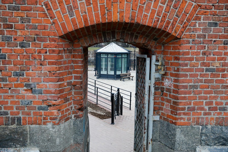 Много «курилок»: закончился монтаж новых палаток у музея Янтаря (фото)