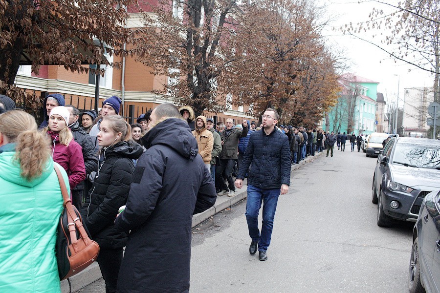 Чемпионат по очередям: что происходит перед наркодиспансером на Барнаульской