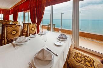 Предлагаем банкетный зал с панорамным видом на море