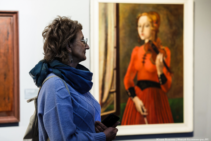 Вселенная смыслов и эмоций: в Музее искусств открылась выставка «Космос красного» (фото)