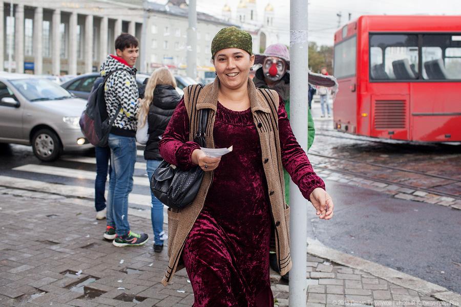 Клоуны на дорогах: участники шоу «сНежная симфония» устроили флэшмоб в Калининграде