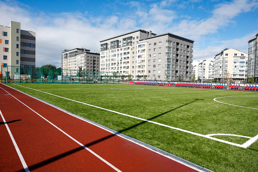С военным оркестром и под «Катюшу»: в Калининграде открыли самую большую школу