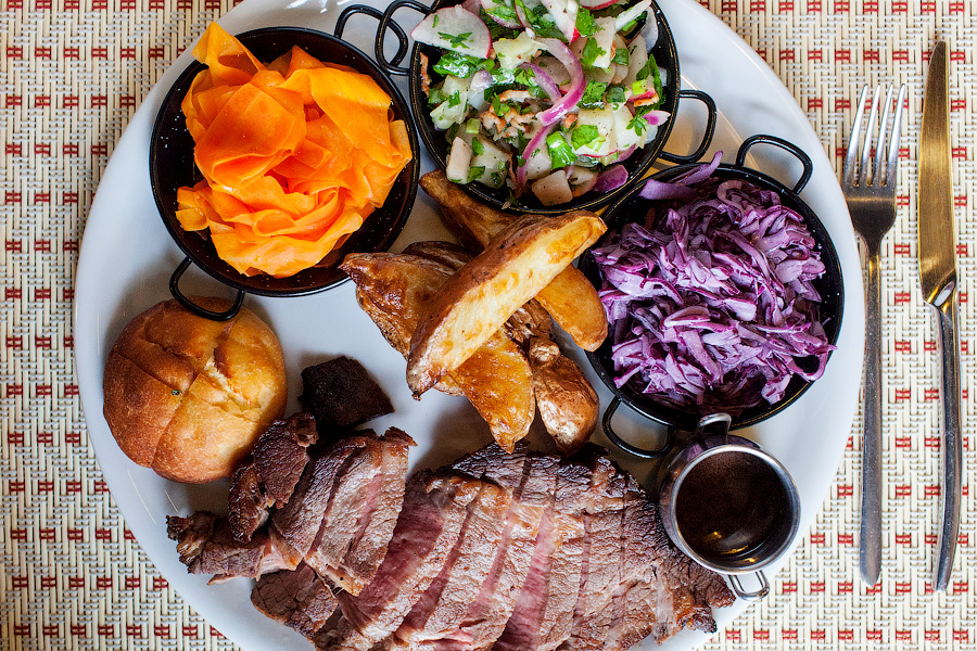 Клопс ты рваный: что нужно есть в буфете «Блютгерихт» прямо сейчас