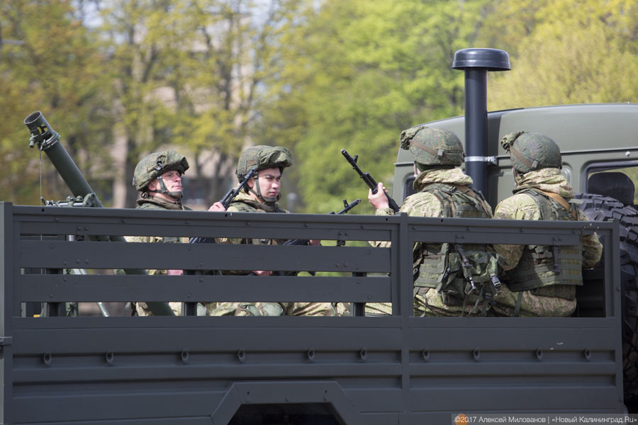 «Гвоздики», «Град» и снег: в Калининграде прошел Парад Победы