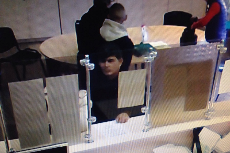 Полиция просит помочь найти вора, обокравшего посетительницу Центра занятости (фото)