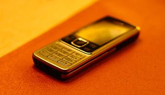 За использование телефона в тюрьмах платят до 500 рублей