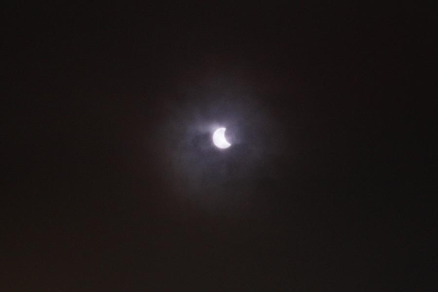 Облачно, с прояснениями: как прошло солнечное затмение в Калининграде (фото)