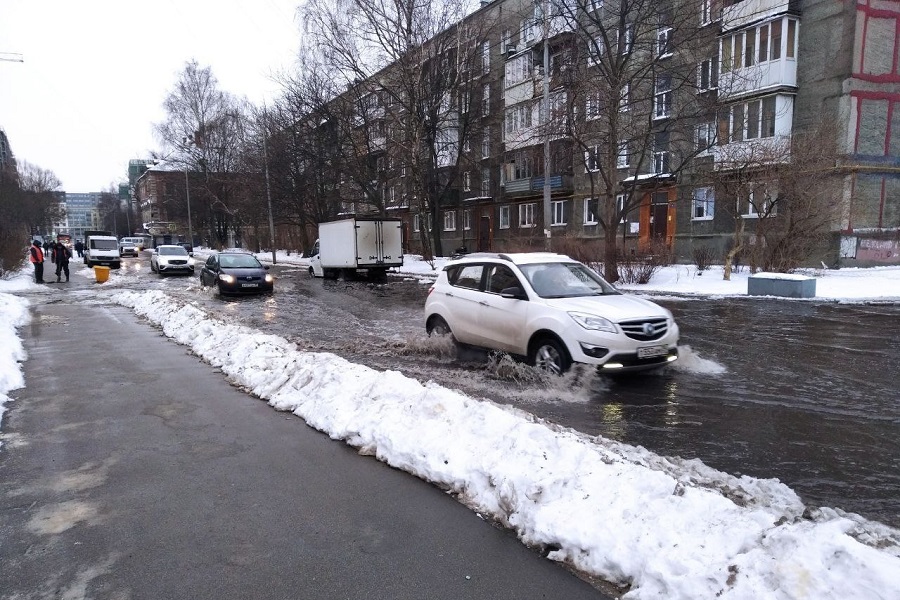 «Водоканал»: в Калининграде на Портовой из-за утечки подтопило проезжую часть (фото)