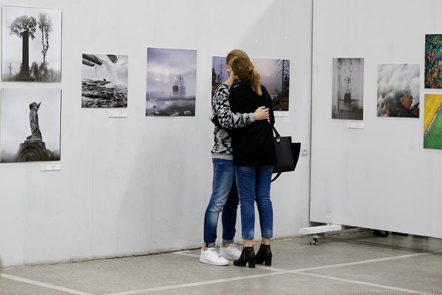 Картинки с выставки: открытие Балтийской биеннале фотографии