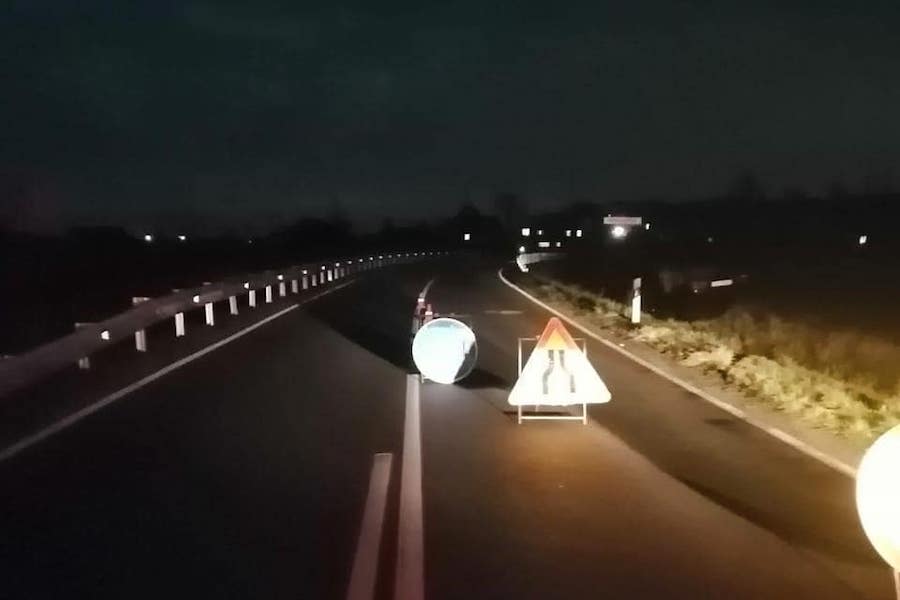 Под Зеленоградском «Мерседес» перевернулся в кювет, есть пострадавший (фото)