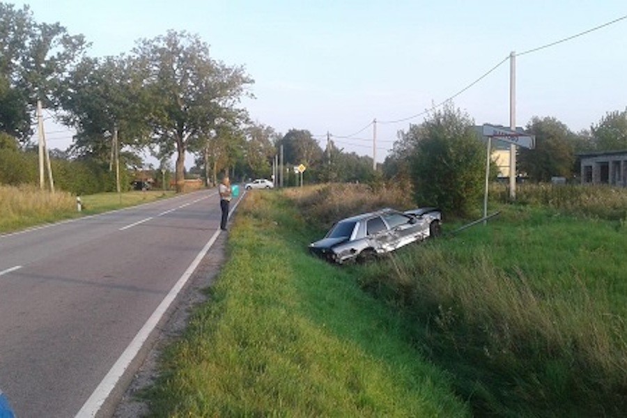 Под Гурьевском «Форд» врезался в дерево и вылетел в кювет из-за «Рено» (фото)