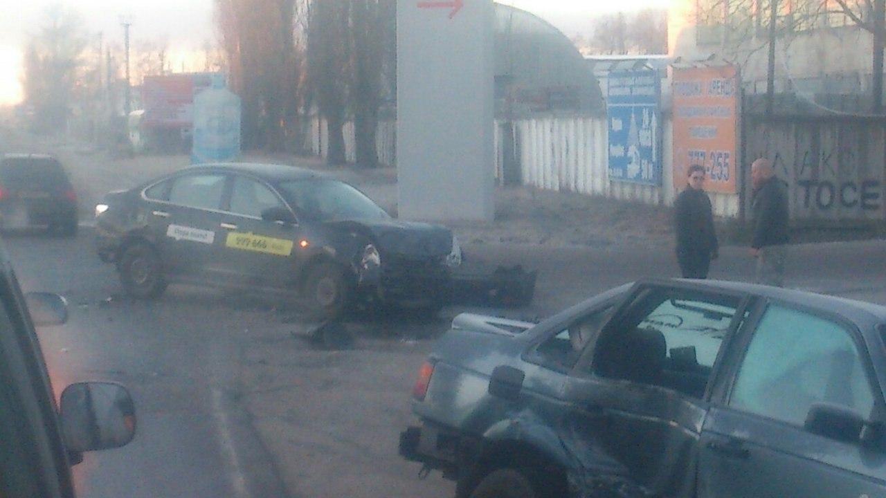 На ул. Дзержинского столкнулись такси и «Фольксваген» (фото)