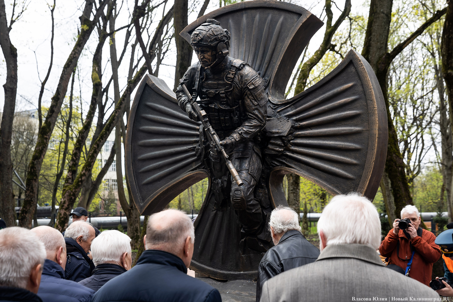 У здания областного правительства открыли памятник ФСБ (фото)