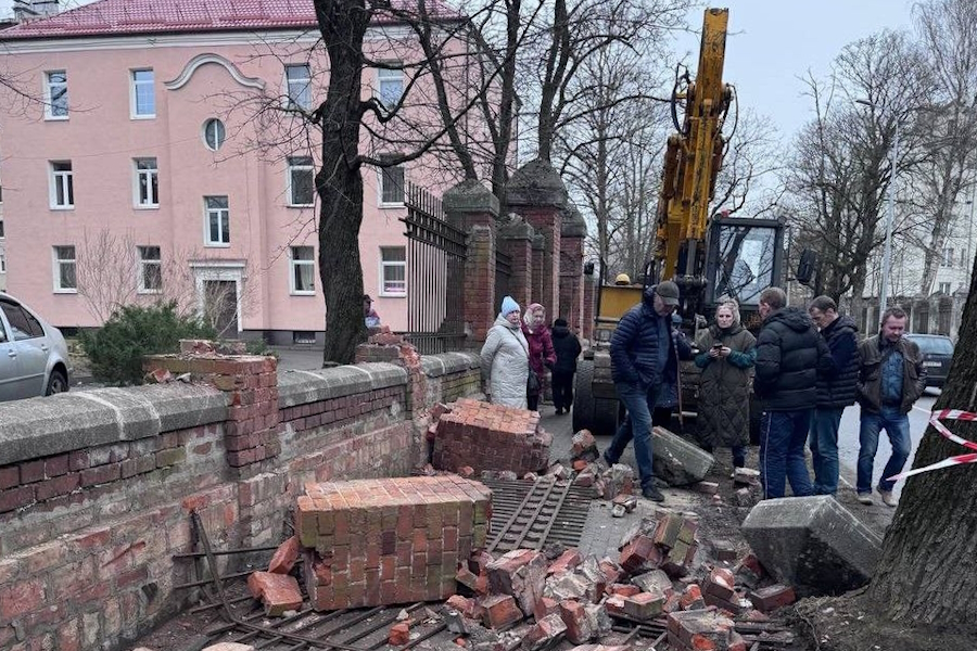 В мэрии Калининграда предупредили, что собираются снести все «незаконные заборы»
