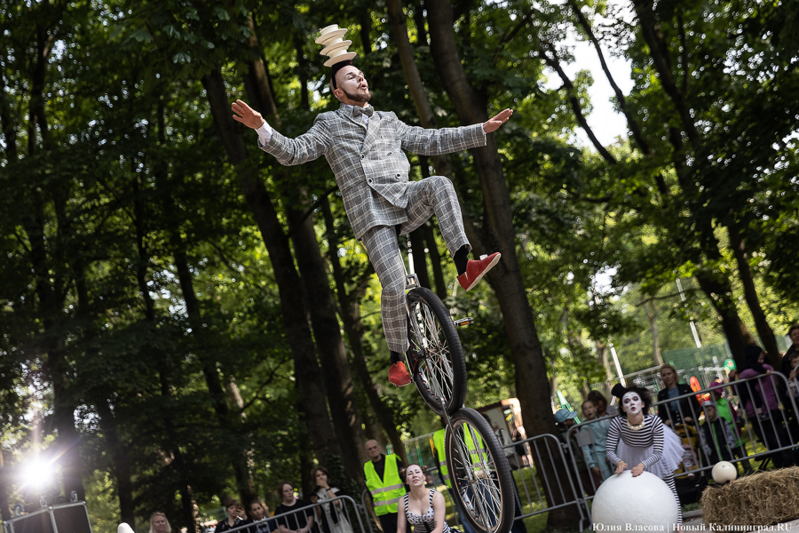 Это просто цирк какой-то: фестиваль «Башня» запустил уличную программу на «Балтике» (фото)