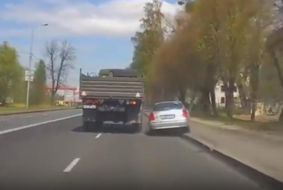 В Калининграде учебный грузовик вытолкнул на тротуар легковой автомобиль (видео)