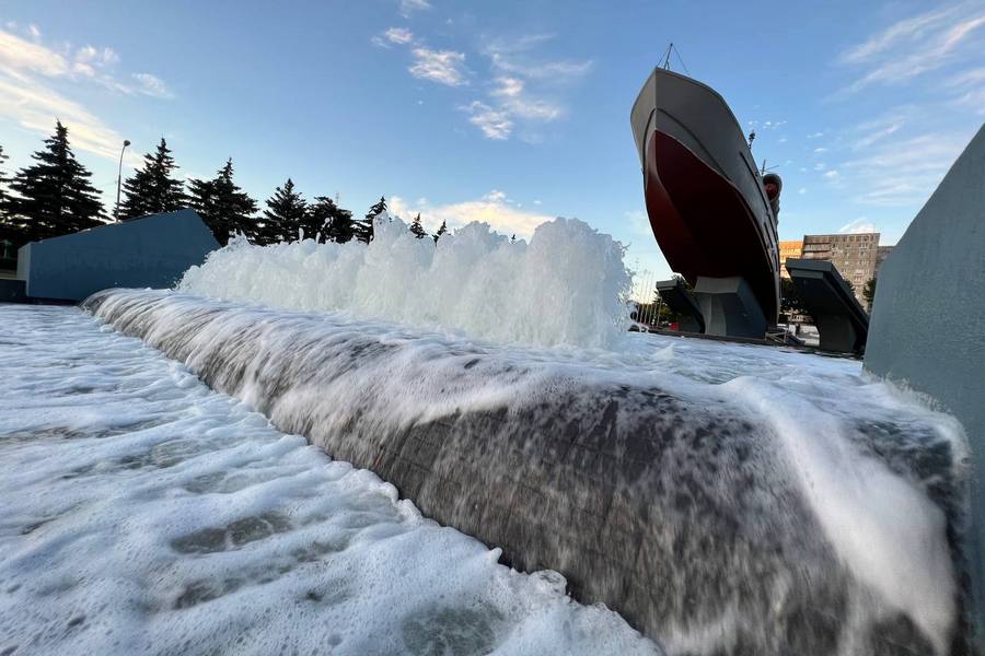 Катер снова на плаву: у памятника «Морякам-балтийцам» установили фонтан (фото)