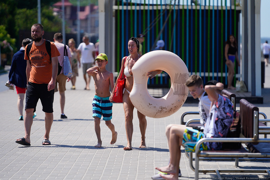 Тесные контакты: пляжи области в жаркие выходные были забиты туристами (фото)