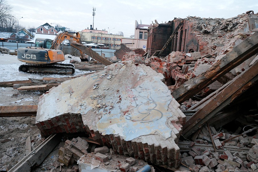 Одна на экскаватор: Ксения Собчак приехала в Калининград (фото)