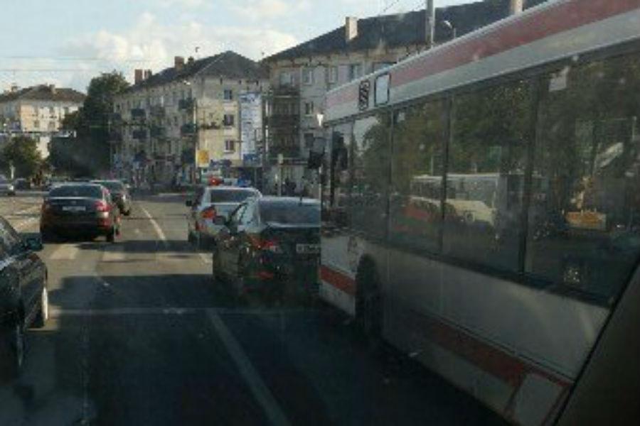 На Ленинском проспекте автобус врезался в легковое авто (фото)