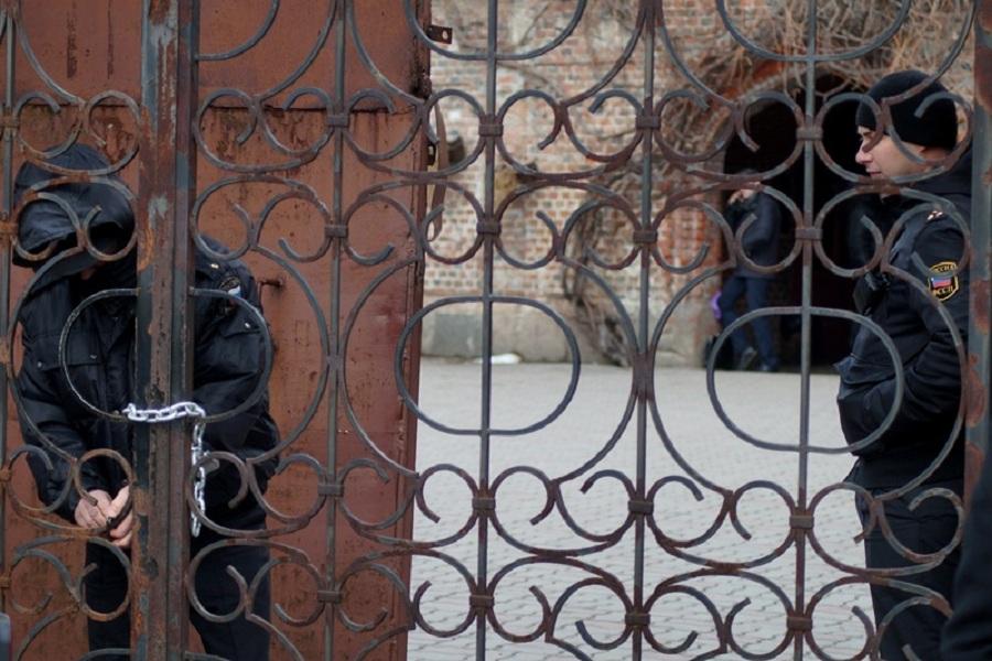 «Это беспредел!»: судебные приставы закрыли Башню Врангеля на замок