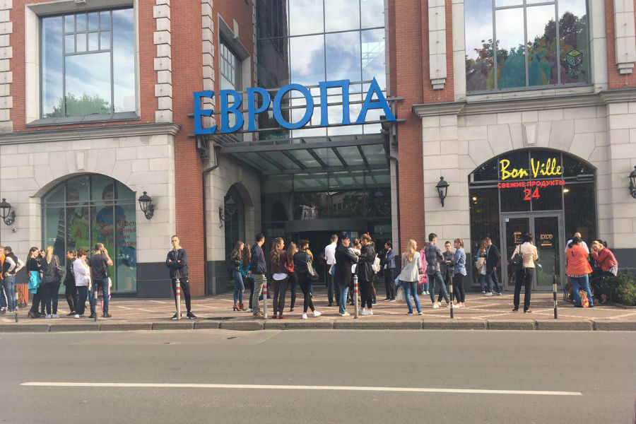 Посетители ТЦ «Европа» не могут забрать свои автомобили с его парковки