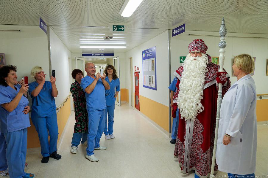 «Он настоящий»: региональный кардиоцентр посетил Дед Мороз из Великого Устюга