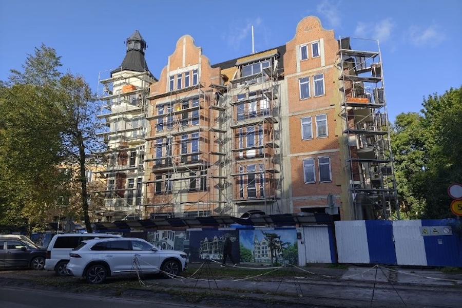 Горвласти потребовали снять баннеры с забора у строящегося дома сестры Кропоткина