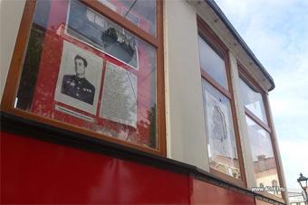 В Советске хулиганы разбили стекла исторического трамвая