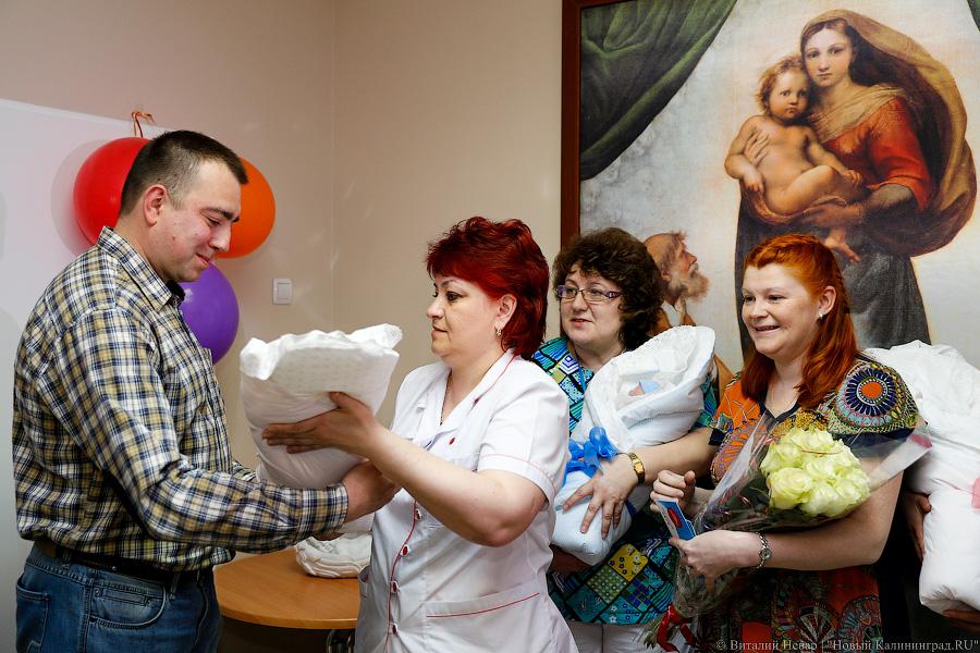 На фоне Мадонны: как многодетную пару из роддома «к дате» выписывали