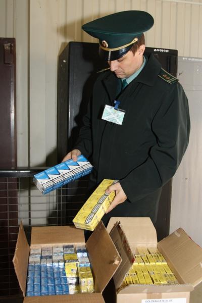 Калининградские таможенники нашли в тайниках «Хенде» 1,7 тыс пачек сигарет (фото)