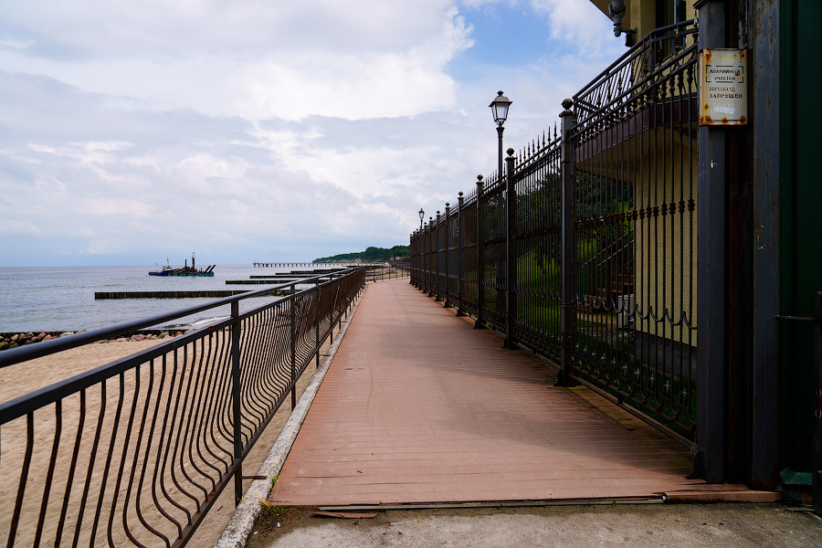 Ржавое настоящее: как выглядит променад рядом с госрезиденцией в Пионерском