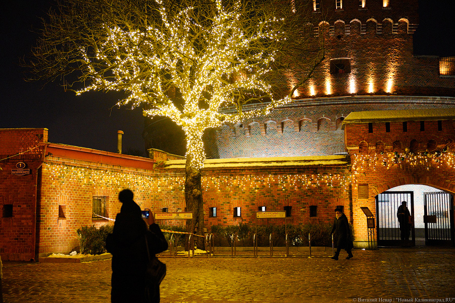 Калининград тоже украсили к Новому году. Сможете определить, где лучше? (фото)