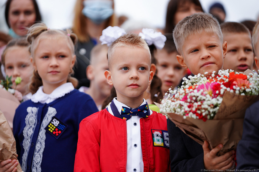 Серьёзное дело: как прошла первая линейка в самой новой школе Калининграда